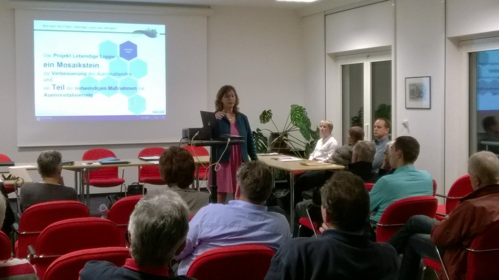 Projektleiterin Angela Zábojník beim Ortschaftsrat Böhlitz-Ehrenberg | Foto: Sylke Nissen | Uni Leipzig