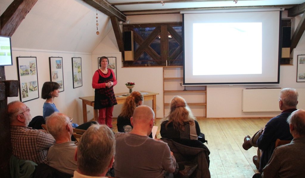 Sabine Schlenkermann, Mitarbeiterin des NABU Sachsen im Projekt ,,Lebendige Luppe'', informierte über die Planungen im Gebiet der Luppeaue. | Foto: René Sievert I NABU Leipzig