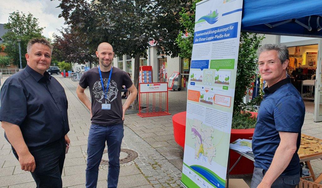 Infostand des Projekts Lebendigen Luppe zum Stadtfest Schkeuditz mit dem OMB Rayk Bergner und dem 2021 neugewählten Ersten Beigeordneten Dirk Thomas als Gast | Foto: Kathleen Burkhardt-Medicke | NABU Sachsen