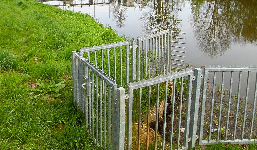 Warum ist am Beginn des Baches ein Bauwerk nötig? Dem Burgauenbach wird kontrolliert Wasser zugeführt, das Wasserrecht regelt die zur Verfügung stehende Wassermenge. Im Normalfall gelangen ca. 0,3 m³ Wasser pro Sekunde in den Burgauenbach (also knapp zwei Badewannen voll). Damit er im Frühling an bestimmten Stellen über die Ufer treten kann, kann die Wassermenge auf bis zu 0,5 m³ Wasser je Sekunde erhöht werden. | Foto: Maria Vlaic