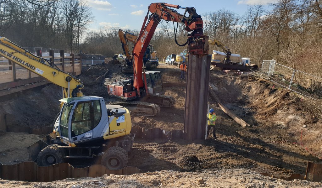 Im November 2022 starteten die Arbeiten zur Vergrößerung des bestehenden Brückendurchlasses an der B 186 in Schkeuditz. Sie sind Voraussetzung für die weitere Revitalisierung des Zschampert. 
 | Foto: Projekt Lebendige Luppe