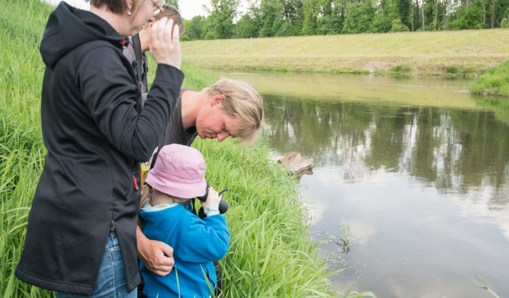 Marcus Held beim Erklären der Libellenfauna | Foto: Ludo Van den Bogaert