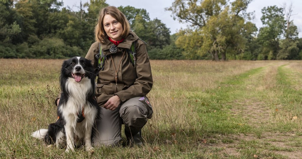 Dr. Annegret Grimm-Seyfarth mit Artenspürhund Zammy | Foto: André Künzelmann | UFZ